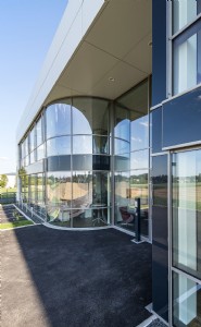 GLASWELT 08-2018 / gebogenes dreifach Isolierglas